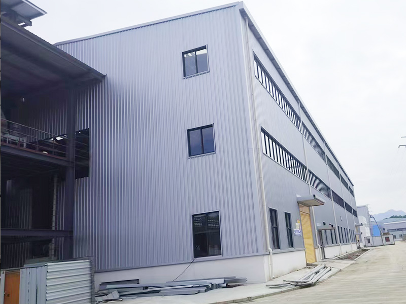 钢结构厂房核心安装流程需按 “顺序 + 精度” 推进