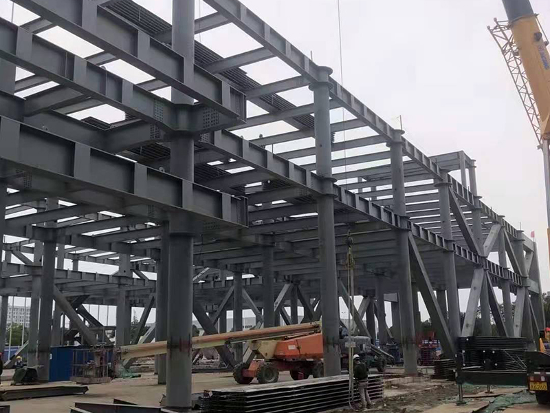 钢结构天桥：便捷安全的跨路通行设施